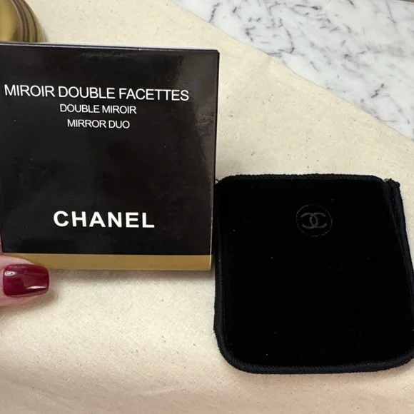 CHANEL Black Compact Mirror with Powder Puff Applicator NIB - Picture 6 of 6